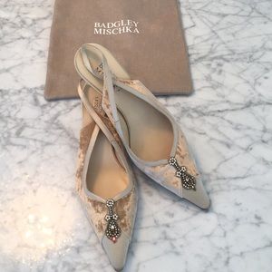 Badgley Mischka beige satin/velvet slingbacks 37
